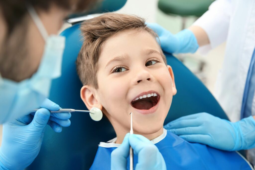 Zahnzusatzversicherung für Kinder: Junge beim Zahnarzt