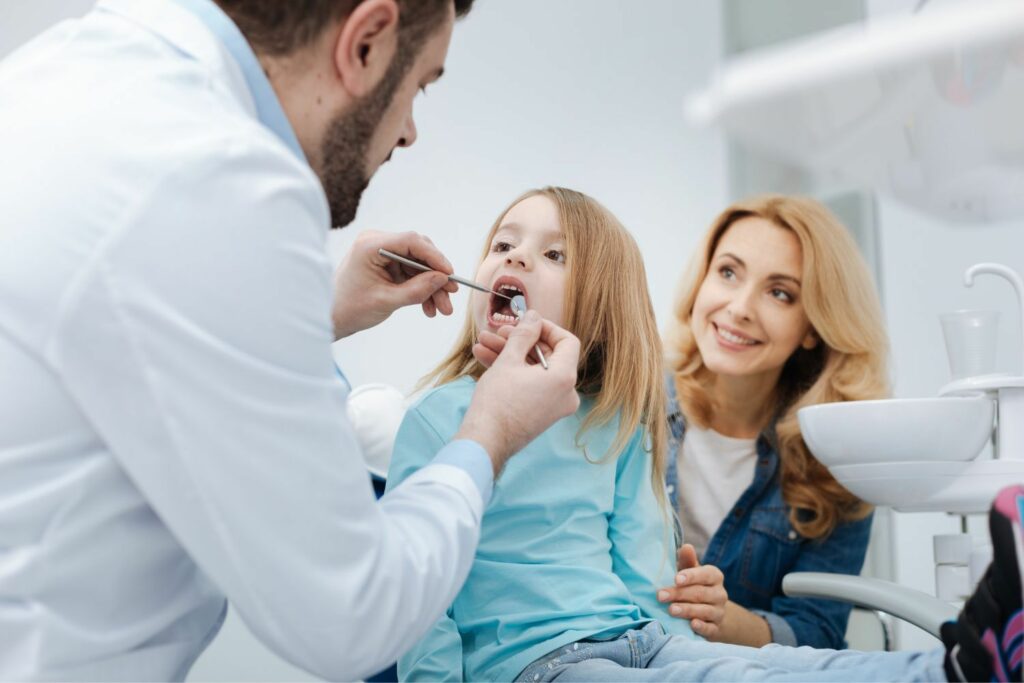 Zahnzusatzversicherung für Kinder: Mädchen und Mutter