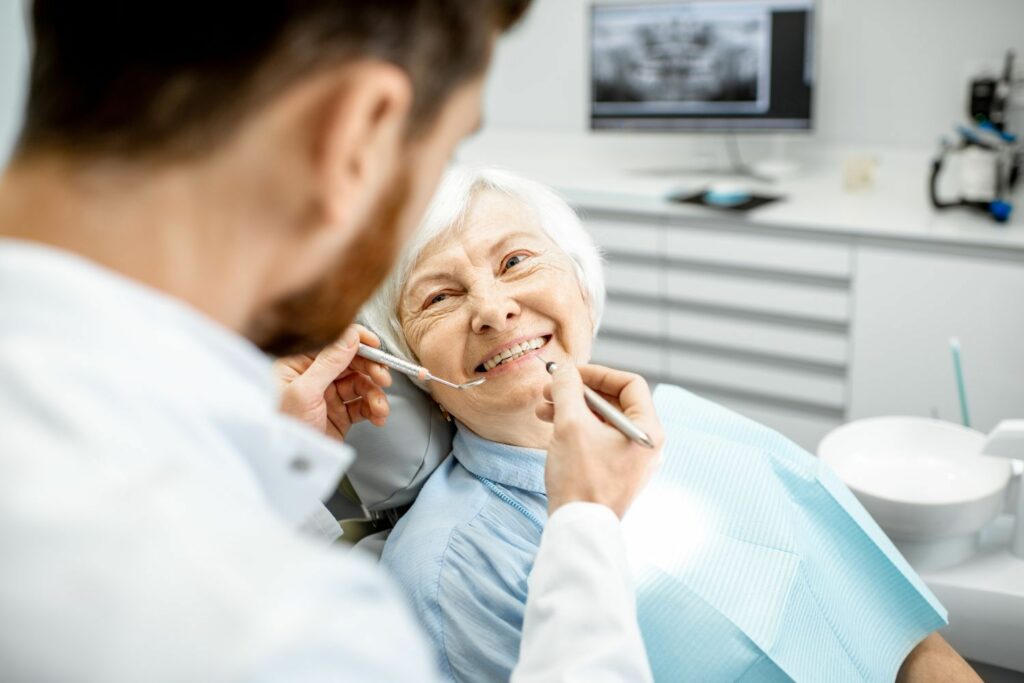 Zahnzusatzversicherung für Rentner: Omi beim Zahnarzt