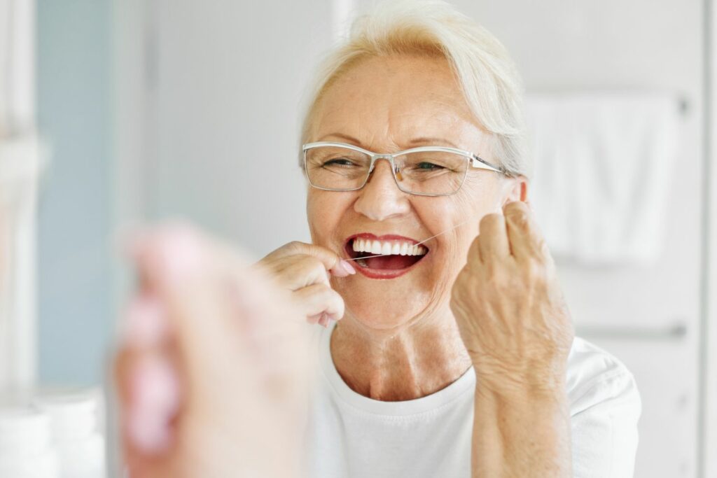 Zahngesundheit im Alter: Zahnseide
