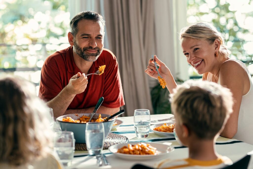 Familienessen gemeinsam