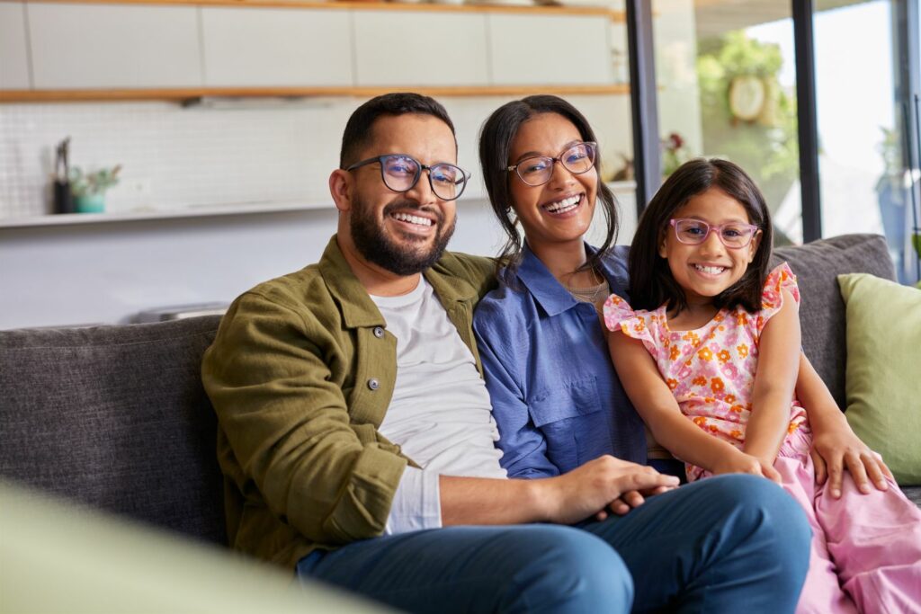 Neujahrsvorsätze für strahlend gesunde Zähne: Familie lächelt